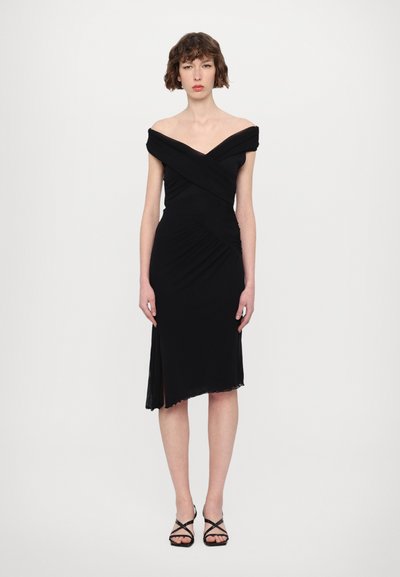 Mustat olkapäiltä avatut mekko, jossa on istuva muotoilu, rypytetty pinta, epäsymmetrinen helma ja sivusilmäys. Sisältää sileää kangasta ja elegantin siluetin.