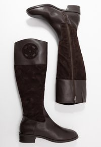 Stivali alti in pelle marrone e suede con finitura testurizzata, chiusura con zip laterale e dettaglio con logo circolare in alto. Design con tacco a blocco.