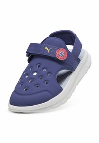 Lilla syntetisk sandal med udskårne huller, hvid sål og justerbar rem, prydet med et pink cirkulært logo med nummeret 48.