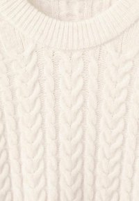 Maglione bianco lavorato a maglia con motivo a treccia rialzata, collo a girocoste e tessuto morbido e strutturato.