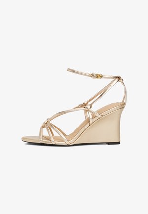 Pleištapadžiai sandalai - gold