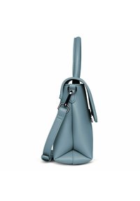 Lichtblauwe leren handtas met een gestructureerde vorm, een slanke handgreep, een verstelbare schouderband en accenten van zilverkleurig beslag. Gladde textuur.