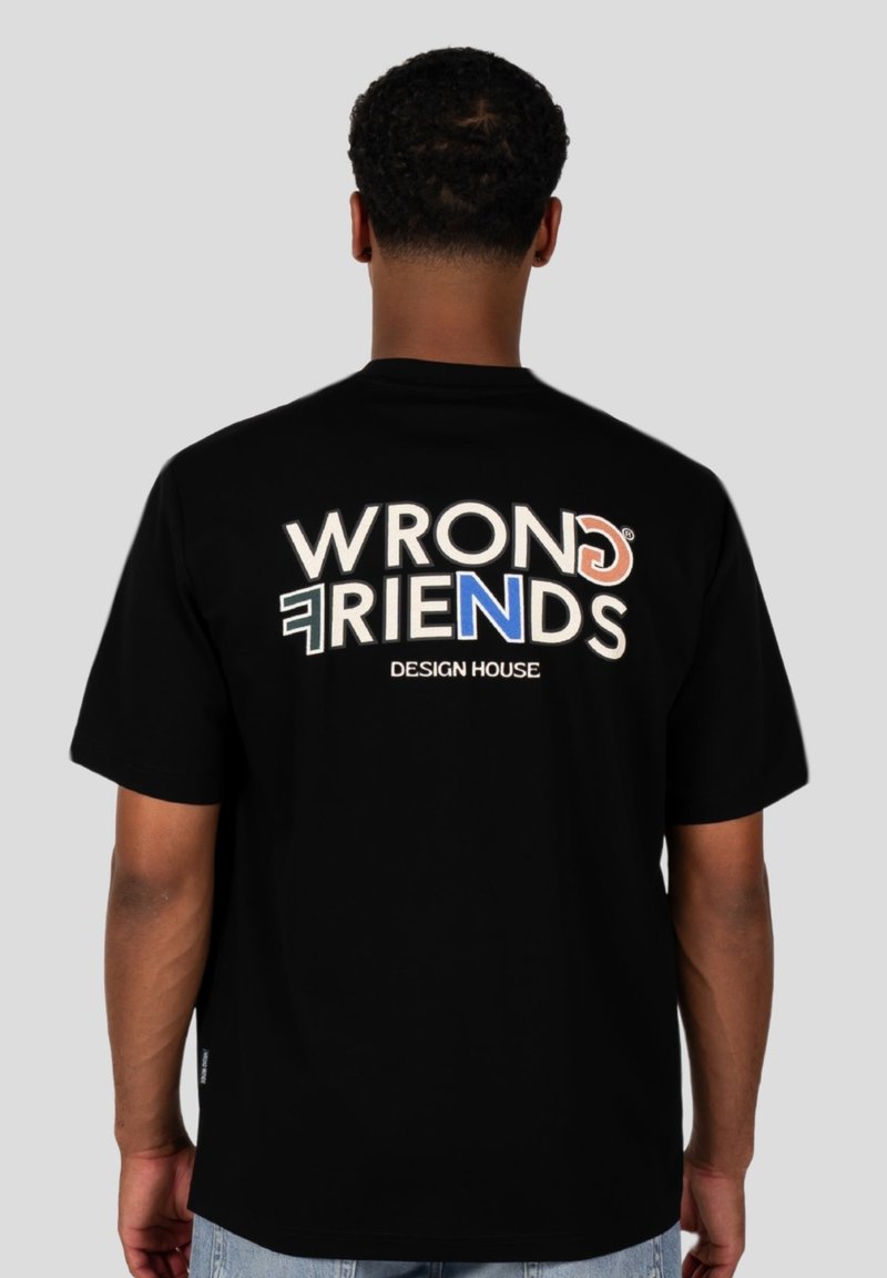 Černé bavlněné tričko s krátkým rukávem, na zadní straně s vícebarevným nápisem "WRONG FRIENDS DESIGN HOUSE".