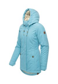 Jasnoniebieska ocieplana kurtka z podszytym kapturem, zamkiem błyskawicznym z przodu, kieszeniami na guziki oraz regulowanymi sznureczkami. Posiada nieco dłuższy tylny zamek.