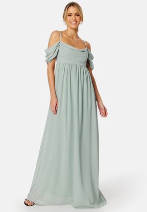 Mintgroene, off-the-shoulder maxi-jurk met een geplooide bovenkant en een vloeiende, lichte stof. De banden en de opgeblazen mouwen accentueren het ontwerp.