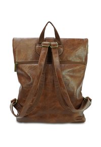 Bruine leren rugzak met ritssluiting, verstelbare schouderbanden en een gestructureerde afwerking. Beschikt over een handvat aan de bovenkant en een minimalistisch ontwerp.