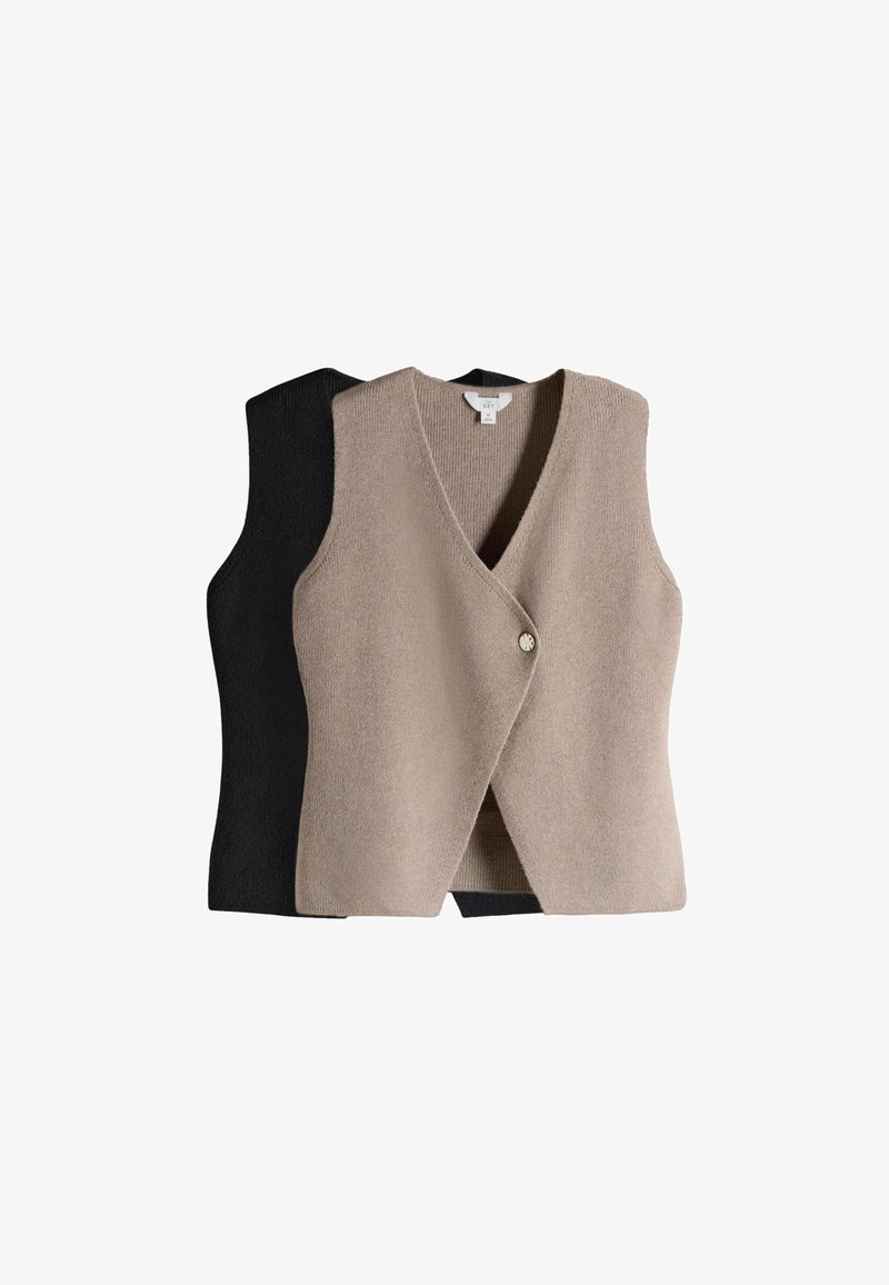 Dva pletené vesty bez rukávů, jedna béžová s předními knoflíky a výstřihem do V, navršená přes jednobarevnou černou vestu, zobrazené na bílém pozadí.