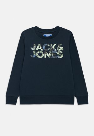 Tmavě modrá mikina s dlouhým rukávem a kulatým výstřihem, s nápisem "JACK & JONES" ve velkém, vícebarevném tropickém potisku na hrudi.