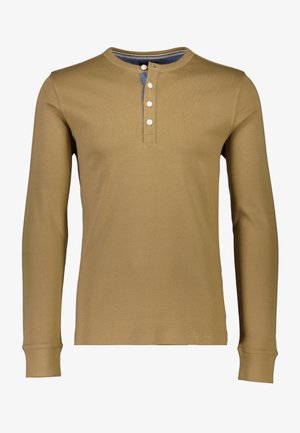 Langärmliges Henley-Shirt aus khakifarbenem Baumwollstoff mit Rundhalsausschnitt, einem Knopfverschluss mit fünf Knöpfen und kontrastierendem Innenkragen. Glatte Textur.