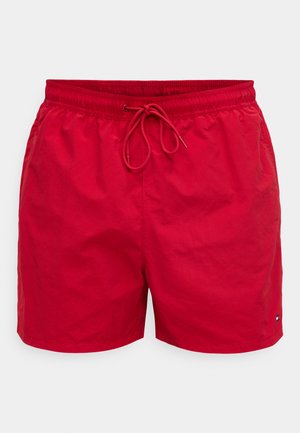 Rote Badeshorts aus leichtem Material, mit einem elastischen Bund und einem Kordelzug sowie einem kleinen Logodetail an der Seite.