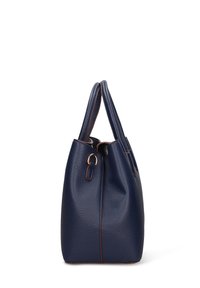 Donkerblauwe leren totebag met een gestructureerd oppervlak, dubbele handvatten en contrasterende bruine stiksels. Voorzien van een ingetrokken bovenkant en een metalen accent.