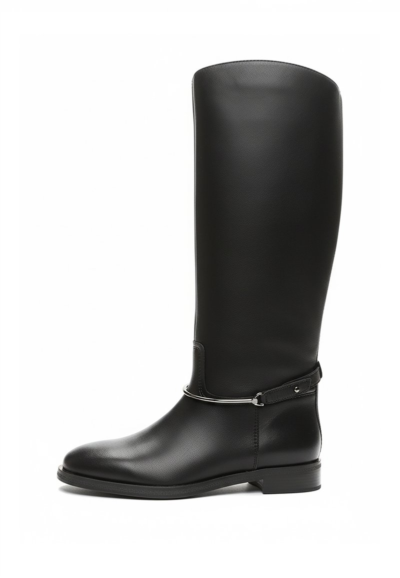 Zwarte leren laars tot aan de knie met een gladde textuur, een ronde neus, minimalistische zilveren hardware en een platte zool.