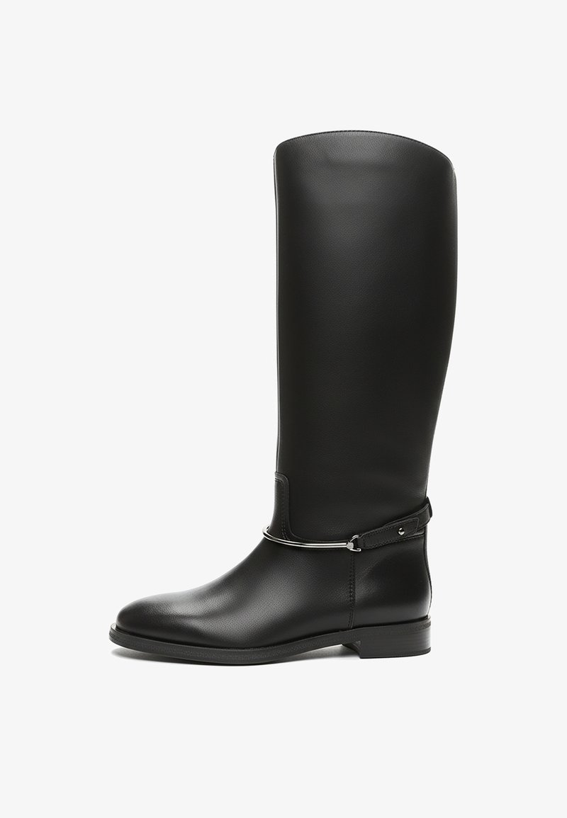 Zwarte leren laars tot aan de knie met een gladde textuur, een ronde neus, minimalistische zilveren hardware en een platte zool.