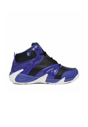 Zwart-paarse hoge basketbalschoen met witte zool en veters aan de voorkant, gezien van de zijkant op een witte achtergrond.