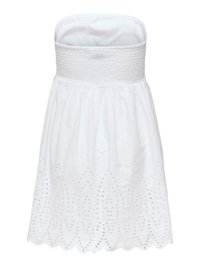 Robe d'été blanche sans bretelles avec corsage smocké et ourlet festonné brodé d'œillets, longueur genou, tissu léger.