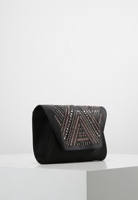 Borsa a pochette nera con un motivo triangolare e accenti metallici su una patta strutturata, realizzata in materiale testurizzato.