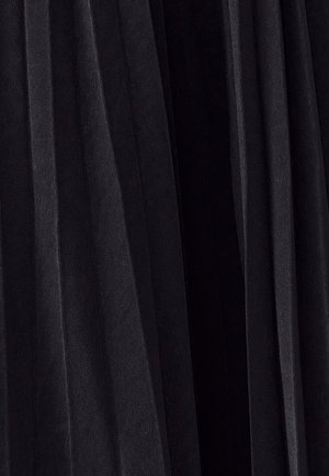 Tessuto plissettato nero con una texture morbida e una leggera lucentezza, che mostra pieghe verticali e un aspetto fluido e uniforme.