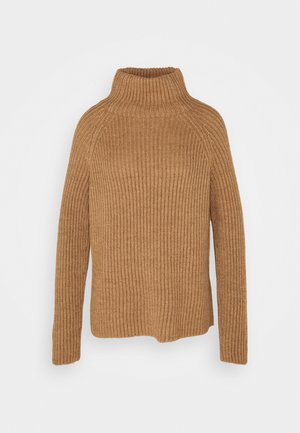 Brun ribstrikket højhalset sweater med lange ærmer, vist fladt på en hvid baggrund.