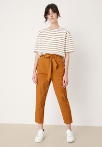 s.Oliver MIT STREIFEN - T-Shirt print - sandstein