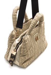 Sac à main beige avec une texture froissée, des accents en doré, une fermeture éclair et deux poignées. Il comprend une bandoulière noire amovible et un accent à imprimé léopard.