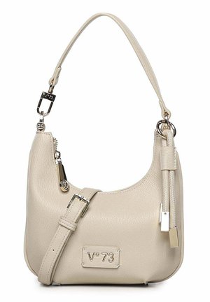 Crèmekleurige leren schoudertas met een enkele riem, zilverkleurige hardware, ritssluiting, decoratieve kwastjes en een "V°73" logo-label aan de voorkant.