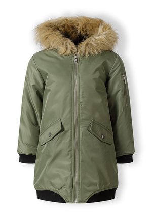 Grüne gepolsterte Jacke mit Kapuze aus Kunstfell, Reißverschluss, zwei Fronttaschen und einer kleinen Reißverschlusstasche am Ärmel. Schwarze gerippte Bündchen.
