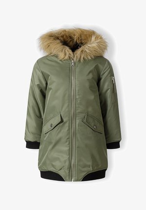 Groene gewatteerde jas met een nepbonten kap, ritssluiting, twee voorzakken en een kleine ritszak op de mouw. Zwarte ribgebreide manchetten.