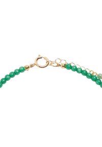 Złota bransoletka z zielonymi koralikami, o zaokrąglonym kształcie, gładkiej fakturze i z zapięciem typu lobster z regulowaną długością.
