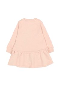 Robe longue rose à manches longues avec un haut ajusté et une jupe évasée. Tissu doux et lisse, encolure et poignets côtelés, design simple sans motifs.