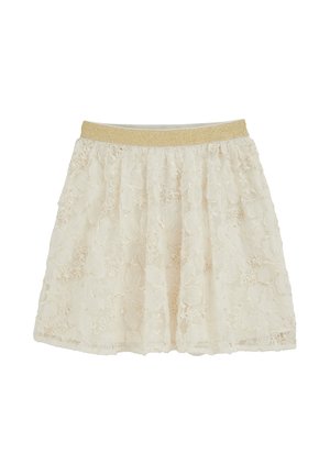 Falda de encaje en crema con una cinturilla dorada y brillante. La tela presenta patrones florales y un diseño de capas translúcidas.