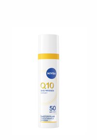 Bottiglia cilindrica bianca con una banda gialla, logo a cerchio blu e testo. Contiene fluido antirughe NIVEA Q10, SPF 50.