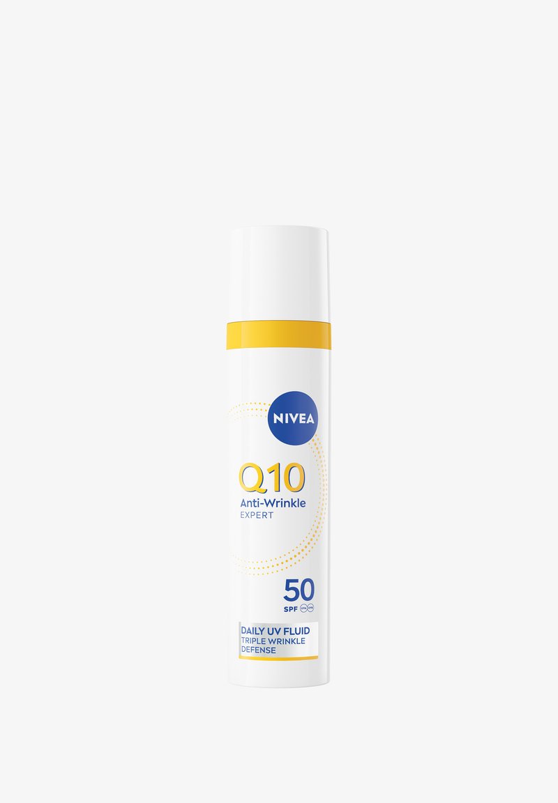 Bottiglia cilindrica bianca con una banda gialla, logo a cerchio blu e testo. Contiene fluido antirughe NIVEA Q10, SPF 50.