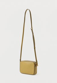 Mala transversal retangular feita de couro texturizado verde-oliva, com uma tira fina ajustável e detalhes em metal dourado.