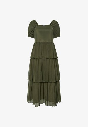 Olivengrøn lagdelt maxikjole med pufærmer, firkantet halsudskæring og sammenrullede lag i let stof.