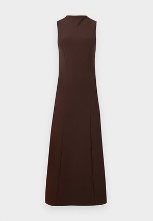 Robe sans manches marron avec un col montant, un corsage ajusté et une jupe évasée. Fabriquée dans un tissu lisse sans motifs ni éléments en métal visibles.