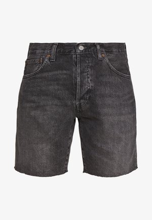 Short en jean noir avec un ourlet brut, doté d'une conception à cinq poches, de coutures contrastantes et d'une fermeture à bouton. Texture lisse.