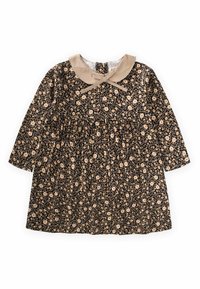 Abito floreale scuro con colletto beige, maniche lunghe, vita arricciata e una fantasia di piccoli fiori su uno sfondo nero.