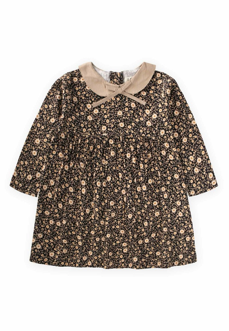 Abito floreale scuro con colletto beige, maniche lunghe, vita arricciata e una fantasia di piccoli fiori su uno sfondo nero.