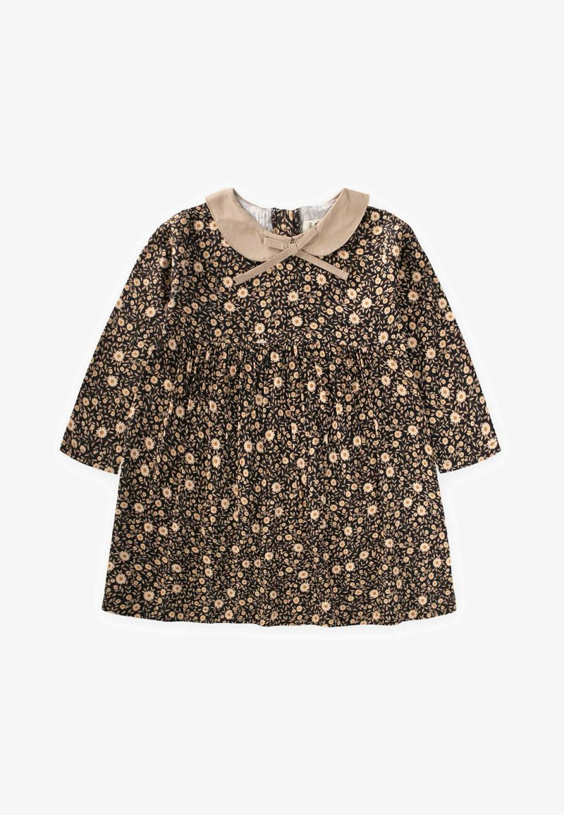 Abito floreale scuro con colletto beige, maniche lunghe, vita arricciata e una fantasia di piccoli fiori su uno sfondo nero.