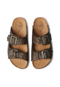Bruine geweven sandalen met twee verstelbare bandjes en metalen gespen. Voorzien van een geprofileerde, zachte zolen en een ronde vorm. Maat 37.