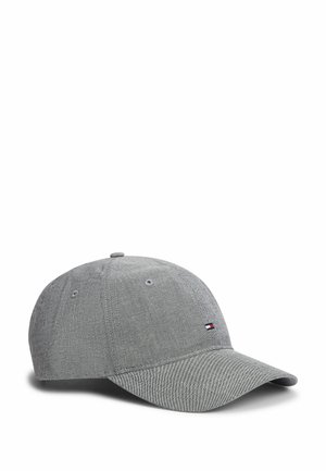 Berretto da baseball in tessuto grigio con visiera curva e piccolo logo rettangolare rosso, bianco e blu sul davanti.