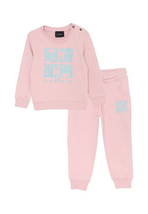 Set di felpa e pantaloni per bambini piccoli di colore rosa con logo geometrico blu e testo "John Richmond", caratterizzato da polsini a costine e dettagli con bottoni sulla spalla.