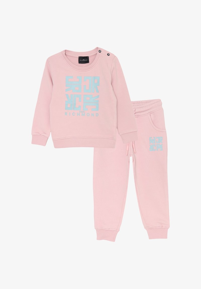 Set di felpa e pantaloni per bambini piccoli di colore rosa con logo geometrico blu e testo "John Richmond", caratterizzato da polsini a costine e dettagli con bottoni sulla spalla.