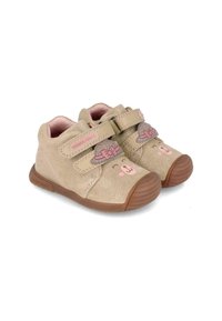Zapatos de ante beige con acentos en rosa y diseño de cara de oso, que cuentan con dos correas de Velcro y suelas de goma marrón. Forma de punta redondeada y plana.