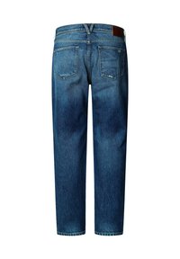 Jeans de mezclilla azul con un diseño de pierna recta, que cuentan con bolsillos traseros y un parche de cuero en la cinturilla. Acabado de lavado medio texturizado.