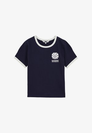 Tengerészkék pamutpóló fehér gallérral és ujjrészlet díszítéssel. A mellrészen "SAFFRON SUNSETS" feliratú grafikával. Rövid ujjú, kerek nyakú.