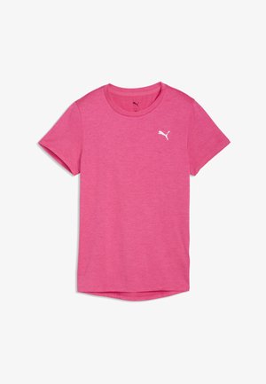 Camiseta rosa de manga corta hecha de tela suave, con escote redondo y un logo blanco en la parte superior izquierda. Textura lisa.