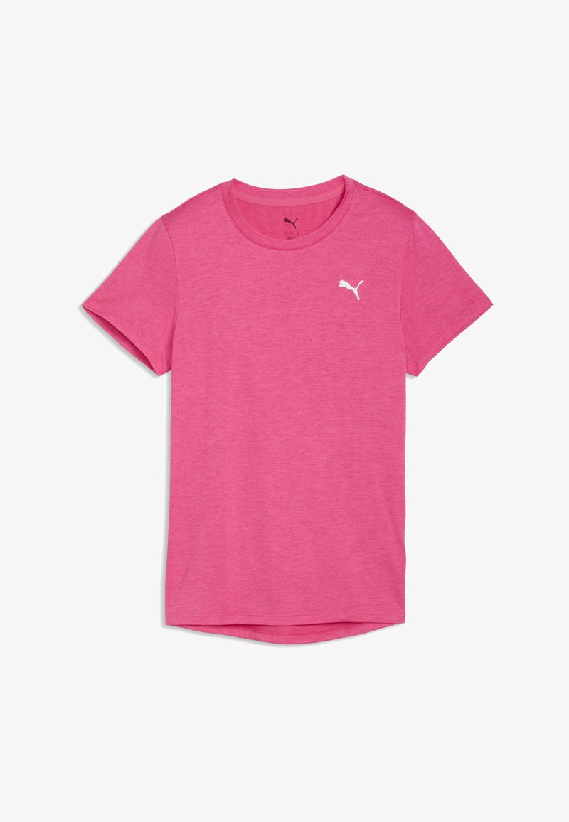 Lyserød t-shirt med korte ærmer lavet af blødt stof, med rund halsudskæring og en hvid logo på øverste venstre side. Glat tekstur.