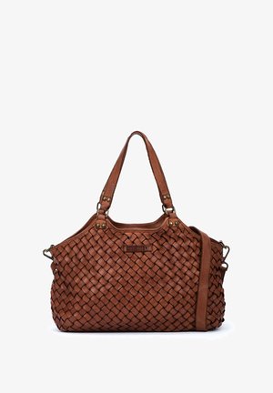 Bolso de cuero marrón con textura tejida, dos asas cortas y una correa larga para el hombro desmontable.