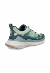 Scarpa sportiva verde chiaro con tomaia testurizzata, colletto imbottito e dettagli verdi scuri. Presenta una suola ammortizzata e un tab sul tallone con motivo.
